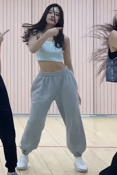 Dance Class Outfit Aesthetic, Audition Outfit Kpop, K Pop Dance Outfits, Outfit For Dance Performance, Itzy Dance Practice Outfit, Kpop Trainee Outfit, Kpop Dance Outfits Practice, Dance Style Outfits Kpop, K Pop Dance Practice Outfits