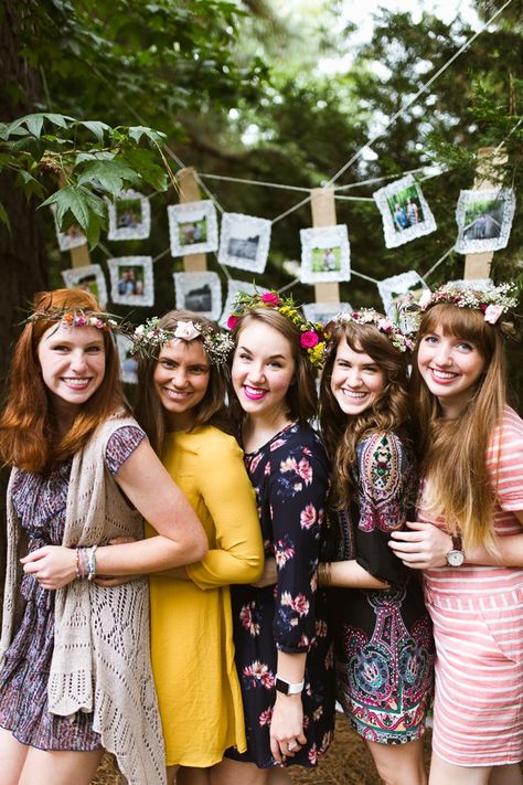 Adorable boho bridal shower with DIY flower crown bar! More Bridal Picnic, Flower Crown Bar, Wedding Hair Tips, Bohemian Bridal Shower, Diy Flower Crown, Bridal Shower Planning, Chic Bridal Showers, Bride Shower, Bridal Shower Flowers