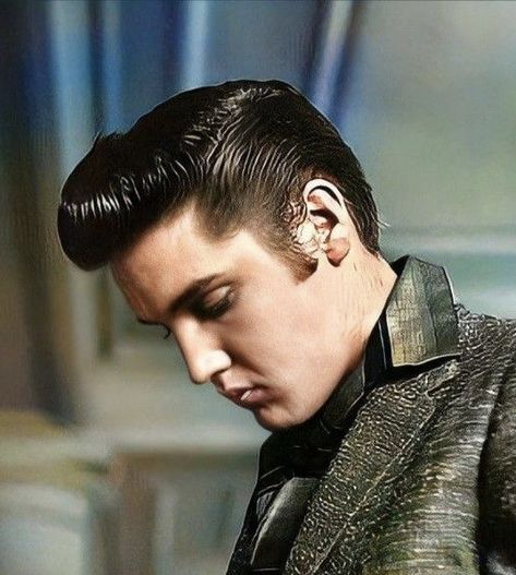 Elvis Hairstyle, Elvis 1950s, Elvis Presley Hair, 1950 Hair, Brylcreem Hairstyles, Greaser Hair, Grease Costumes, 50s Hairstyles, Young Elvis