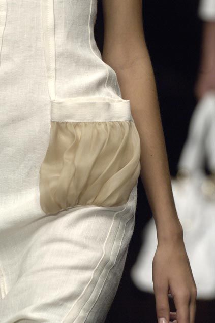 araknesharem: Dolce & Gabbana SS2006                                                                                                                                                      More Detail Couture, Sewing Pockets, Pockets Fashion, Couture Details, Sewing Design, Clothing Details, Couture Sewing, Mode Inspiration, Dolce & Gabbana