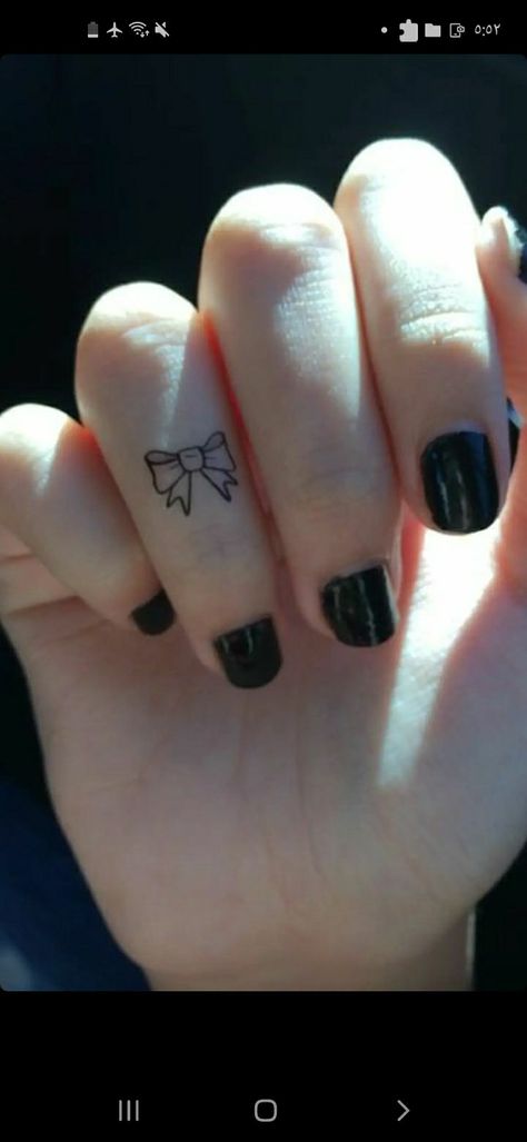 Tettu Design Tattoo, Finger Tattoos For Girls, Hand Dps, Girl Finger Tattoos, Cute Finger Tattoos, Small Finger Tattoos, Finger Tattoo For Women, Cool Wrist Tattoos, Hand Tattoos For Girls