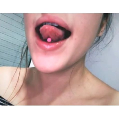 ahora empiezo de mi.👑 on Instagram: “@labelliido” Dil Piercing, Tong Piercing, Pretty Piercings, Tongue Piercings, Piercing Inspiration, Tongue Piercing, Tongue Rings, Beautiful Lips, Piercing Tattoo