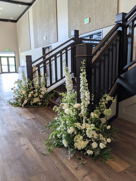 Stairs Decor Wedding, Wedding Stairs Decoration, Wedding Stairs, Stairs Decor, Holly Wedding, Stair Decor, Flower Decor, Wedding Floral, Decor Wedding