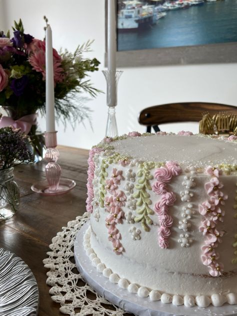 white cake with simple pink and white flowers Pretty Cakes Simple, Aesthetically Pleasing Birthday Cakes, White Cake Pink Flowers, White Cake With Flowers Birthday, Spring Birthday Cake Aesthetic, Floral Grad Cake, Simple Pink And White Cake, Simple Floral Birthday Cake, Floral Cakes Birthday