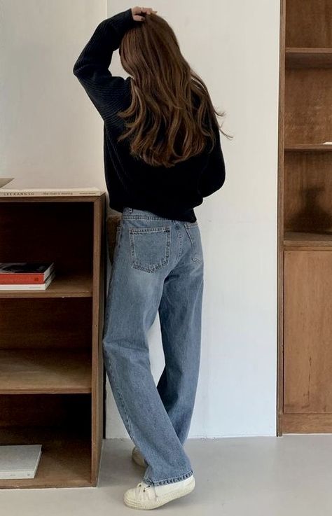 Minimalist Cozy Outfit, Basic Woman Outfit, Minimalist Female Fashion, Neutrals Outfit Aesthetic, Normcore Outfits Aesthetic, Clean Style Outfit Minimal Classic, Chic Basic Outfits, Oficial Outfit Women, Black Shirt White Shoes