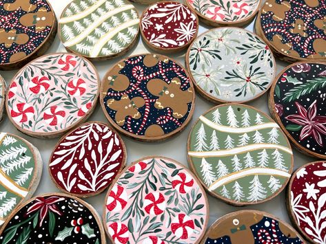 Hand Painted Ornament Wood Slice Floral Wood Ornament Hand - Etsy Christmas Tree Ornaments Wood, Wood Disc Painting, Hand Painted Christmas Coasters, Natural Wood Ornaments, Handpainted Christmas Ornaments Wood, Wood Slice Tree Ornaments, Wooden Ornament Painting, Wood Painting Christmas, Painted Christmas Tree Ornaments