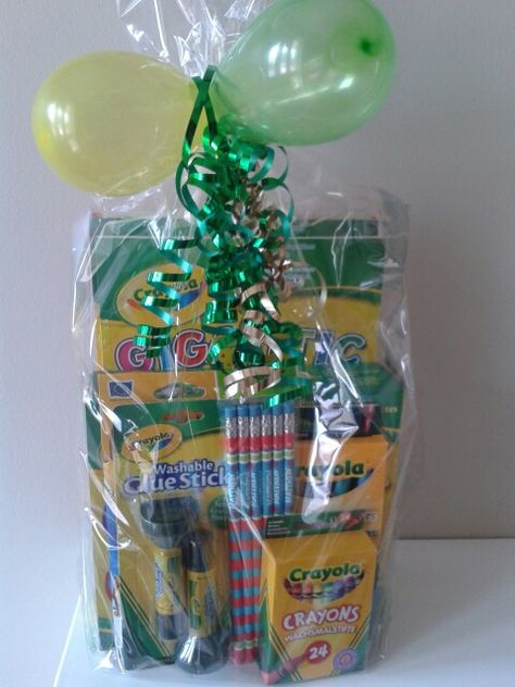 I would love this birthday gift or a Christmas gift or a Wednesday gift!  I think you get the idea.  I LOVE CRAYOLA!!!!!!!!!! Crayola Gift Basket, Bingo Prize Ideas, Bingo Prizes, Bingo Ideas, Craft Gift Basket, Wednesday Gifts, Tricky Tray, Kids Prizes, Raffle Ideas