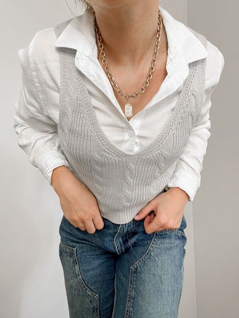 Sweater vest over a white button down shirt and some dark wash aeropostal jeans White Blouse Under Sweater, Button Down Shirt With Sweater, Blouse Under Sweater, Womens White Button Down Shirt, White Button Down Shirt, White Button Down, Jeans Outfit, Collar Blouse, Clothing Ideas