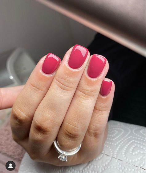 Gel Nails Ideas Short Holiday, Pink Dip Powder Nails With Design, Nail Colors For Short Nails Summer, Raspberry Gel Nails, Dark Pink Dip Nails, Pink Red Nail Color, Short Berry Nails, Gel X Nail Colors, Pink Red Nails Short