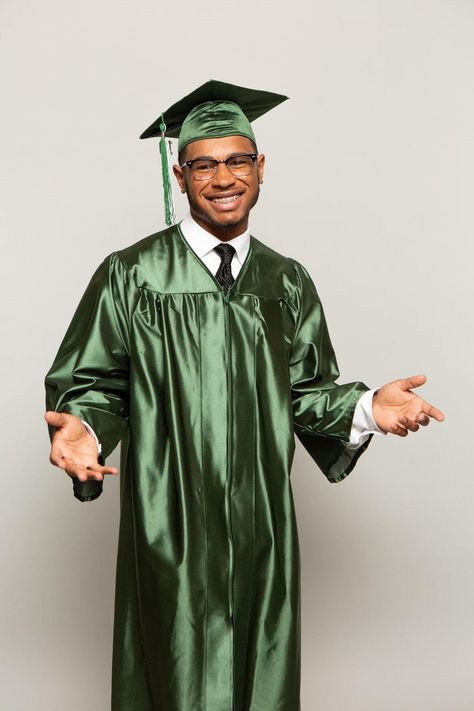 Graduation Photo Poses For Boys, Graduation Poses For Guys, Male Graduation Pictures, Male Graduation, Graduation Pose, Guy Poses, College Graduation Photoshoot, Graduation Poses, Graduation Picture