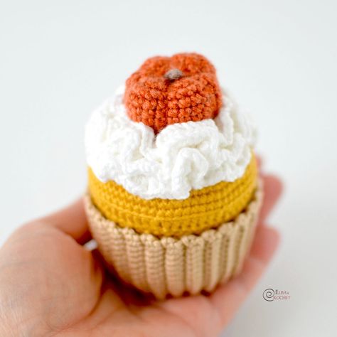 Fall Cupcake Free Crochet Pattern By Elisa's Crochet Cupcake Crochet, Valentine Crochet, Crochet Pour Halloween, Crochet Cake, Crochet Cupcake, Fall Cupcakes, Fall Crochet Patterns, Confection Au Crochet, Hobby Ideas