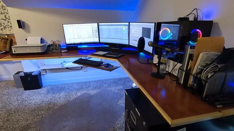 Custom corner desk that I built. Check out the video for details of the project Desk Monitor Setup, 3 Monitor Setup, Computer Desk Plans, Desk Monitor, Monitor Setup, Curved Monitor, Desk Plans, Corner Computer Desk, Gaming Setups