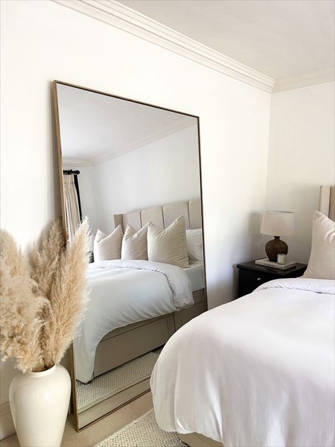 If you're planning to renovate your living room or revamp your bedroom, full-length mirrors are a versatile choice that can serve multiple purposes. To help you choose, we've compiled a list of the top five full-length mirrors for this season. Home Finishes, Huge Mirror, Industrial Contemporary, Minimal Bedroom, Big Bedrooms, Beige Bedroom, Big Mirror, Console Table Hallway, Minimalist Room