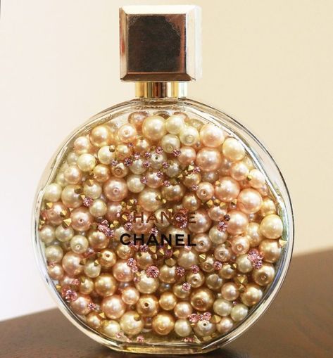 DIY - Empty Perfume Bottle With Pearls • Stop, Drop & Vogue Chanel Perfume Bottle, Chanel Decor, Old Perfume Bottles, Empty Perfume Bottles, Diy Perfume, Perfume Bottle Art, Astuces Diy, Chanel Perfume, Chic Flowers