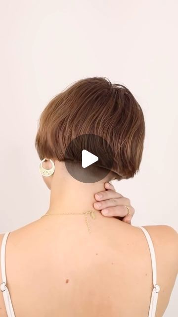 Short Hair Couture on Instagram: "🤍 
‘
‘
‘ 
‘
‘
#shorthair #bobhaircut #bobbedhair #shorthairstyle #womenwithshorthair #haircut #pixiecut #hairobsessed #fashion #casualstyle #streetstyle #fashionstyle #bluntbob #cabelocurto #travelstyleguide #cabello #CabelloCorto #CheveuxCourts #capellicorti #KurzeHaare #cabelocurto" Really Short Bob, Shaved Bob, Ladies Hairstyles, Hair Couture, Bed Hair, Couture Hairstyles, Stylish Short Hair, Stacked Bob Haircut, Shaved Nape