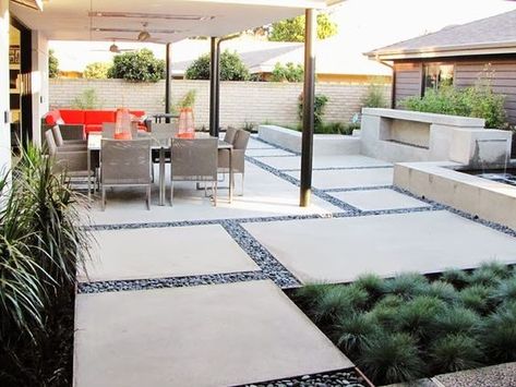 extra large pavers | extra large cement slabs with 1 inch black ... Midcentury Patio, Pebble Patio, Large Backyard Landscaping, Concrete Patios, Modern Desert, Honey Badger, Large Backyard, Casa Exterior, Modern Backyard