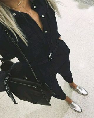 Loafers Outfit, First Day Of School Outfit, Mode Casual, Cooler Look, Looks Street Style, All Black Outfit, Silver Shoes, Looks Style, Work Attire