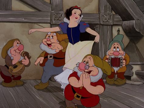 "Snow White and the Seven Dwarfs" Disney 1937 Snow White dancing to the "Silly Song" with the dwarfs Snow White 1937, Frozen And Tangled, Snow White Seven Dwarfs, Sette Nani, Silly Songs, Snow White Disney, Images Disney, Film Disney, Disney Songs