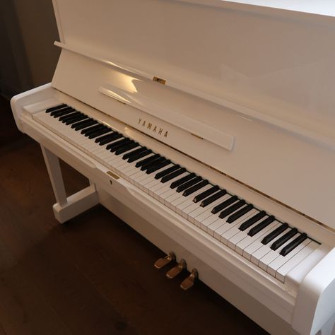 Yamaha White Piano, White Upright Piano, White Piano Aesthetic, Piano Room Aesthetic, Piano Corner, Piano Living Rooms, Piano Pictures, Piano Aesthetic, Yamaha Piano