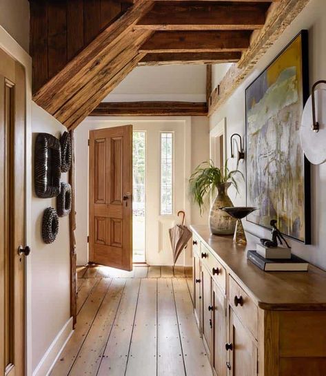 A historic 18th century home gets a charming makeover in New England Home Decor Entryway, Colonial Home, Colonial Style Homes, Entryway Ideas, Decor Entryway, Wooden Ceilings, Luxe Interiors, Entry Hall, Grand Entrance