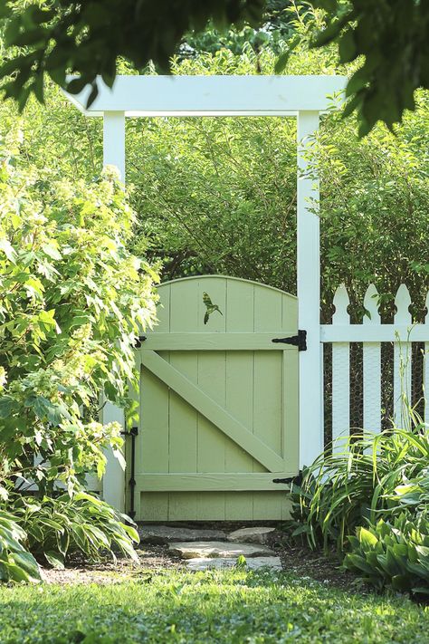 Fences And Gates Front Yard, Outdoor Gates Ideas, Garden Gates Ideas, Dining Room Mood Board, Summer Dining Room, Room Mood Board, Wooden Garden Gate, Garden Gates And Fencing, Yard Gate