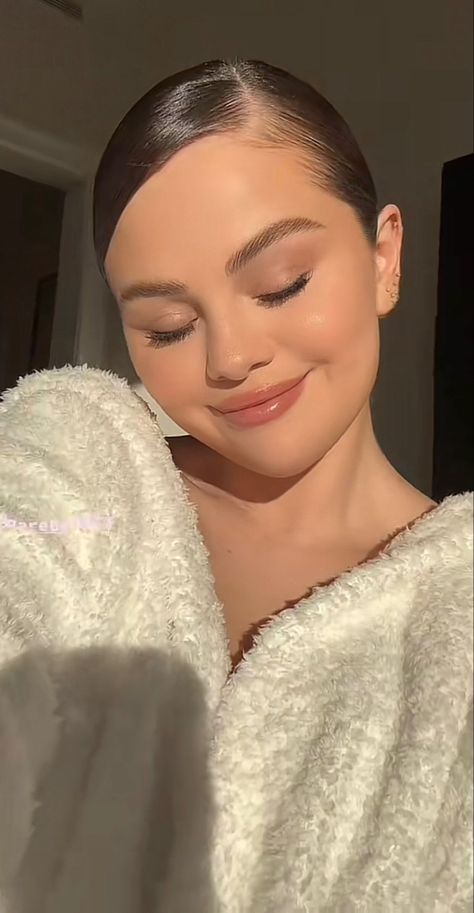 Selena gomez Selena Gomez Slick Bun, Selena Gomez Hair Color, Princess Selena, Selena Gomez Hair Long, Taylor Swift Haircut, Selena Gomez Dress, Selena Gomez Makeup, Selena Gomez Hair, Natural Summer Makeup