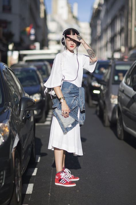 Get the blues for all the right reasons Marianne Theodorsen, Dress And Sneakers Outfit, Irene Kim, All Jeans, Busy City, Looks Street Style, Comfy Dresses, Street Style Chic, Street Style Inspiration