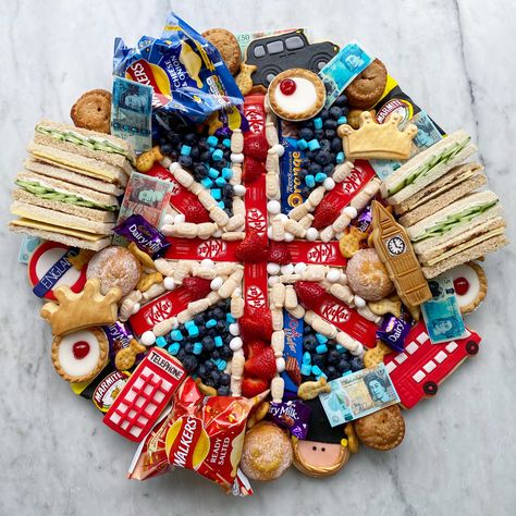 London Theme Parties, British Themed Parties, Coronation Party, British Tea Party, British Sweets, Cheese And Wine Party, Grazing Platter, British Party, King Craft