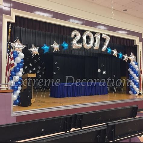 School Prize Giving Stage Decor, High School Graduation Stage Decorations, Graduation Gym Decorations, Graduation Ceremony Stage Design, Elementary School Graduation Themes, Prize Giving Stage Decor, Gym Graduation Decorations, Kindergarten Graduation Stage Decoration, Elementary Graduation Decorations