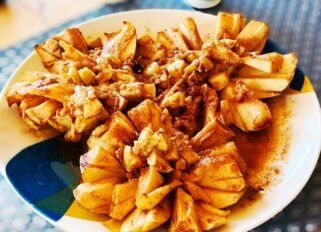 Oven baked blooming apples with caramel sauce Oven Baked Blooming Apple Recipe, Oven Baked Blooming Apple, Blooming Apple Recipe, Caramel Sauce Recipes, Apples With Caramel, Blooming Apple, Blooming Apples, Mushroom Vegetable, Apple Recipe