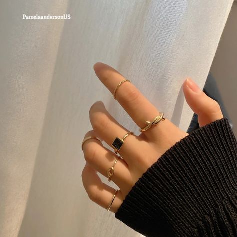 Trendy Rings For Teens, Woman Rings Aesthetic, Hand With Ring, Ring Stacks, Rings Aesthetic, Gothic Ring, Hand Rings, Ring Sets Boho, Casual Rings