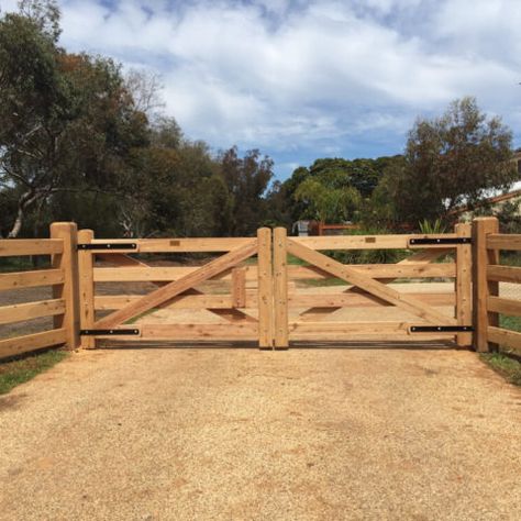 Property Fence, Farm Gates Entrance, Diy Gate, Wood Fence Gates, Wood Gates, Brick Driveway, Wooden Gates Driveway, Farm Entrance, Ranch Gates