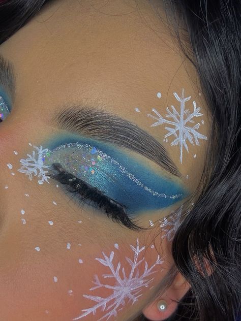 Christmas Themed Makeup Looks, Winter Wonderland Eye Makeup, Easy Christmas Eye Makeup Ideas, Christmas Face Makeup, Snowflake Makeup Looks, Blue Christmas Makeup, Snowflakes Makeup, Snowflake Eye Makeup, Creative Christmas Makeup Ideas