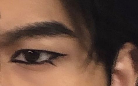 Masculine Eyeliner Looks, Eyeliner Masculine, Akira Eyeliner, Eyeliner Male, Boy With Eyeliner, Male Eye Makeup, Masculine Makeup Looks, Masc Eyeliner, Pretty Boy Makeup