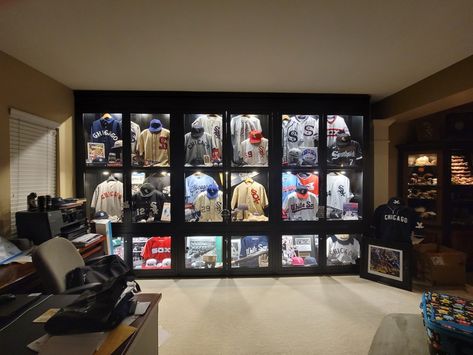 Autograph Display Ideas, Sport Memorabilia Display Wall, Sports Memorabilia Room, Sports Cave, Sports Memorabilia Display, Theatre Room Ideas, Sports Display, Football Room, Cowboy Room