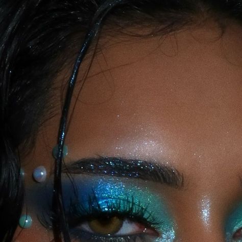 Joules✨🦋💫 on Instagram: "My Stereo Love inspired look and poem🦋look through my Türkiye highlights to see the inspo 🩵 Some shots from my canon I haven’t posted yet.  •  • • • • #editorialmakeup #sirenmakeup #sirencore #mermaidmakeup #mermaidcore #theartistedit #explorepage✨#poetry" Makeup Look Blue Eyeshadow, Bold Blue Makeup, Siren Blue Eyeshadow, 80s Blue Eyeshadow, Makeup Look Blue, Stereo Love, Mermaid Makeup, Metal Clothing, Blue Eyeshadow