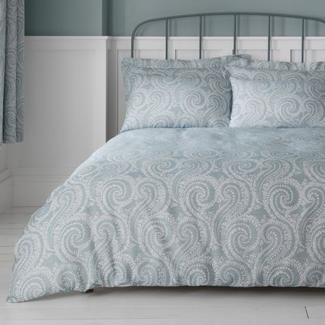 This beautifully woven jacquard bedding is timeless and classic, creating a intricate design with leaves and flowers, woven in to a soft duck egg colour pallet. Perfect for any bedroom interior this bedding is machine washable and easy to care for. This set is available in a range of sizes. Coordinating accessories available to complete the look. Duck Egg Blue And White Bedroom Ideas, Duck Egg Blue And Grey Bedroom, Duck Egg Bedroom, Duck Egg Duvet Cover, Duck Egg Colour, Blue Bedspread, Ocean Bedroom, Ocean Duvet Cover, Blue Paisley Duvet Cover