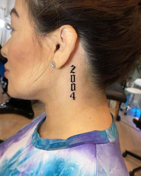 2004 Tattoo Design, Back Ear Tattoo, Vertical Tattoo, Behind Ear Tattoos, Side Neck Tattoo, Black Art Tattoo, Neck Tattoos Women, Writing Tattoos, Neck Tattoo For Guys