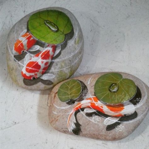 meaningful-pet-rock-art-examples Koi Painting, Pet Rock, Painted Rock Animals, Art Pierre, Painted Rocks Diy, Rock Painting Patterns, Paint Rock, Pet Rocks, Rock Painting Designs