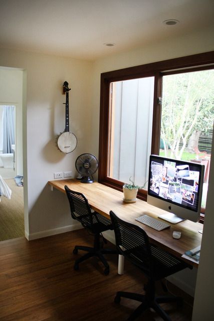 (via notmybeautifulhome) Make loooong desk for six kids? Window Desk Ideas, Window Desk, Desk Idea, Remodel House, Floating Shelves Living Room, Floating Shelf Decor, White Floating Shelves, Floating Shelves Bathroom, Floating Desk