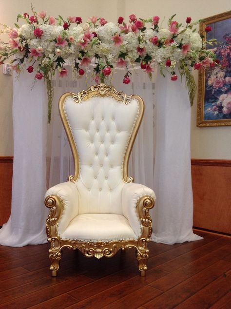 Quince Chair, Marriage Hall Decoration, Kitchen Ideas Black, Photography Studio Decor, King Chair, Quince Decorations, Exterior Christmas, Quinceanera Decorations, Wedding Planning Decor