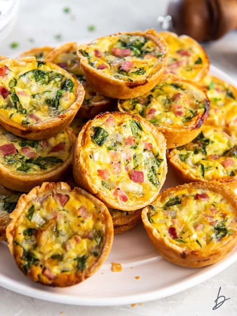 pile of mini quiches on a plate. Muffin Tin Quiche, Mini Quiche Recipe, Mini Quiche Recipes, Breakfast Quiche Recipes, Quiche Recipes Easy, Mini Quiches, Muffin Tin Recipes, Breakfast Bites, Mini Quiche