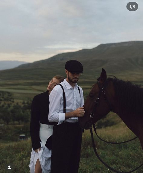 Wedding Photoshoot With Horse, Couple With Horses Photography, Couple Shoot With Horse, Horses Engagement Photos, Horse Photoshoot Ideas Couple, Vineyard Photoshoot Couple, Couples Horse Photoshoot, Wedding Photos With Horses, Horse Family Photoshoot