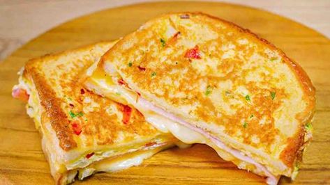 Omelette Sandwich, Egg Sandwich Recipe, Asian Breakfast, Grilled Sandwiches, Toast Sandwich, How To Make Sandwich, Egg Toast, Grilled Sandwich, One Pan