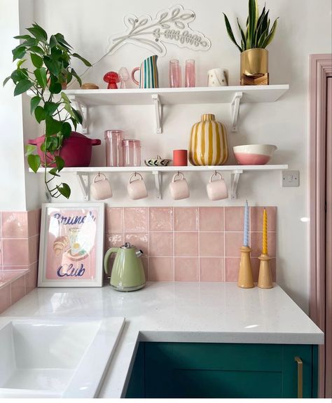 Dopamine Kitchen, Kitchen Shelf Decor Ideas, Colourful Kitchen, Kitchen Shelf Decor, Pastel Home Decor, Kitchen Shelf, Pink Kitchen, Room Style, Kitchen Decoration