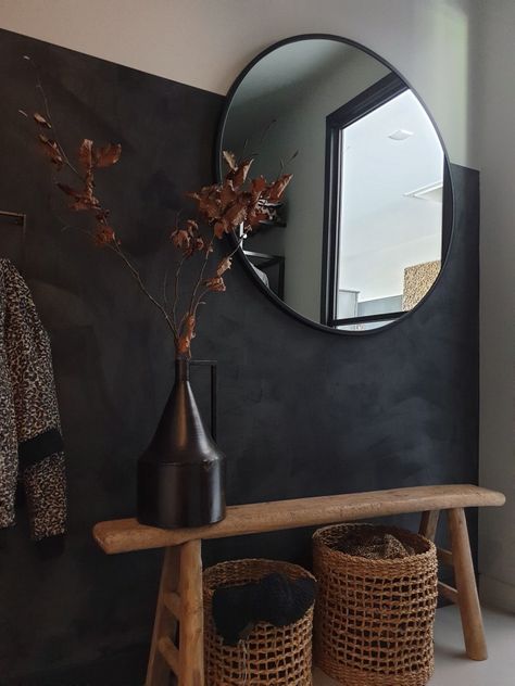 Indeling en inrichting van een kleine gang, donkere muur, off black, grote ronde spiegel, hal indeling House Styling, Hallway Inspiration, Hallway Designs, Hal Decor, Hall Decor, Home Entrance Decor, Entrance Decor, House Entrance, Hallway Decorating