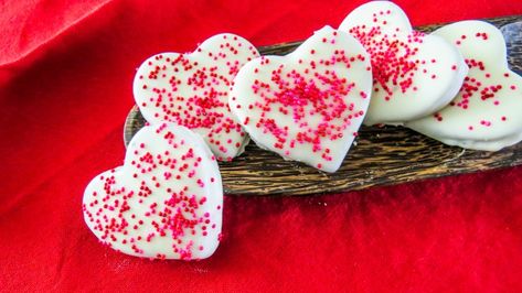 How to Make 4 Ingredient Heart-Shaped Oreo Truffles Oreo Truffles Recipe, Oreo Filling, Oreo Truffles, Heart Shaped Cookies, Chocolate Oreos, Truffle Recipe, Food And Snacks, Valentines Day Cookies, 2 Ingredient