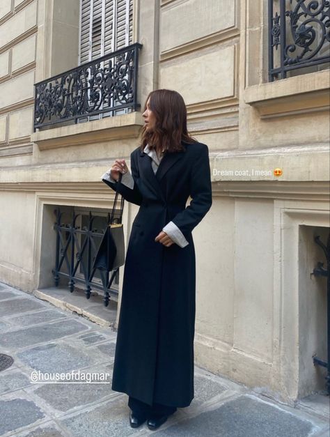 Dress With Coat Outfit Classy, Outfit With Umbrella, Spring Elegant Outfits, Quite Luxury Fashion, Coat And Dress Outfit, French Fashion Aesthetic, Chic Outfit Aesthetic, Bossy Outfit, Classy Coat