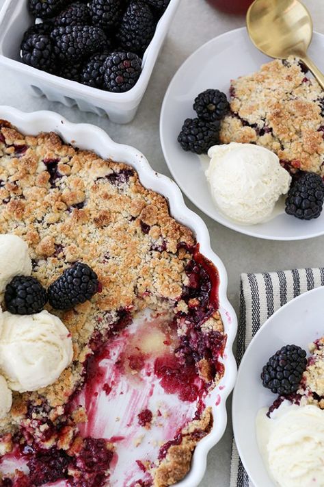 Blackberry Cobbler Crumble - Sugar and Charm - sweet recipes - entertaining tips - lifestyle inspiration Cobbler Aesthetic, Blackberry Cobbler Recipe, Pecan Praline, Berry Crumble, Blackberry Cobbler, 4th Of July Desserts, Fourth Of July Food, Crumble Recipe, Cobbler Recipes