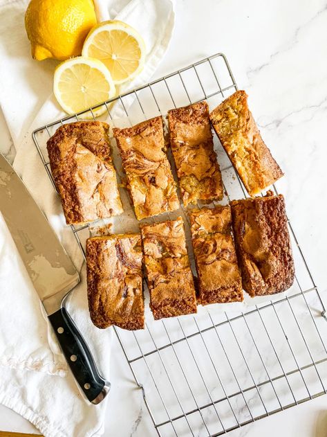 Lemon Drizzle Muffins, Lemon And White Chocolate, White Chocolate Blondies Recipe, Blondie Recipe, Starbucks Lemon, Chocolate Blondies, Caramel Shortbread, White Chocolate Blondies, Blondies Recipe